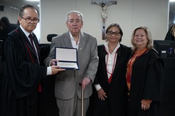 homenageou o escritor Ivan Barros, natural de Palmeira dos Índios.