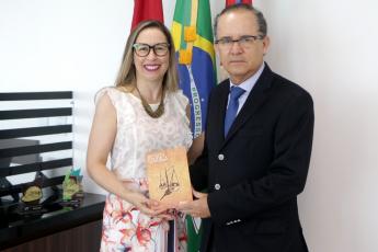 TRT/AL recebe doação de Revista Jurídica do Banco do Nordeste