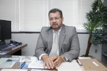Na manhã de terça-feira (01.09), o juiz titular da 7ª Vara do Trabalho de Maceió, Alan da Silva Esteves, deferiu pedido de tutela antecipada ajuizado em Ação Civil Pública (ACP) pelo Ministério Público do Trabalho da 19ª Região (MPT) contra a empresa de transportes Veleiro. O magistrado determinou que a empresa, a contar da ciência de sua decisão, proceda ao pagamento dos salários dos seus empregados até o 5º dia útil do mês subsequente ao trabalhado.