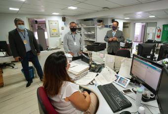 O vice-presidente e corregedor do Tribunal Regional do Trabalho da 19ª Região (TRT/AL), desembargador João Leite de Arruda Alencar, fez, nesta quinta-feira (03.12) uma visita de cortesia ao Fórum Quintella Cavalcanti, especificamente à 1ª e 2ª Varas do Trabalho de Maceió, bem como às Coordenadorias de Apoio às Execuções (CAE) e de Apoio às Varas do Trabalho (CAVT). Ele estava acompanhado do juiz auxiliar Luiz Carlos Monteiro Coutinho e dos servidores da Corregedoria Antônio Idalino e Sóstenes Lima.