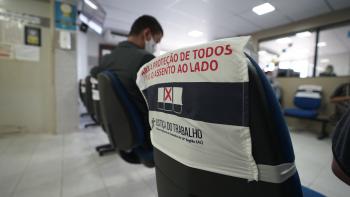 Sala de espera para audiência com aviso de distanciamento 