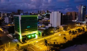 prédio do TRT-AL iluminado com a cor verde