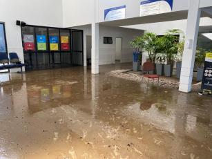 Prédio das Varas de São Miguel dos Campos alagado pela enchente
