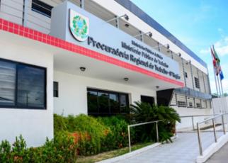 FOTO DO EDIFÍCIO-SEDE DA PRT 19. FACHADA BRANCA, DETALHES VERMELHOS E AZUIS