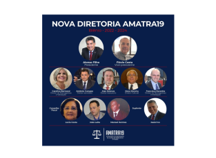 Fundo azul com frase em letras brancas escrito Nova Diretoria Amatra19 com fotos dos 11 membros da diretoria
