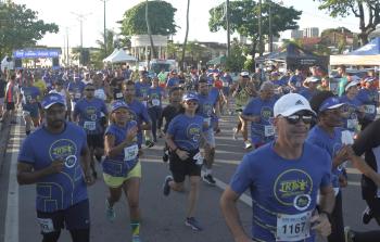 Corredores e corredoras na largada da 6ª Corrida e Caminhada TRT-19 Trabalho Seguro