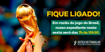 FOTO QUE ILUSTRA DUAS MÃOS SEGURANDO UM TROFÉU DOURADO EM FORMA CILÍNDRICA