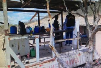 FOTO DE UM CANTEIRO DE OBRAS EM PÉSSIMAS CONDIÇÕES DE HIGIENE
