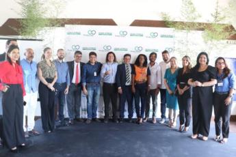 Homens e mulheres reunidos para fotos da sonelindade de 1ª turma de jovens aprendizes no sistema Socioeducativo de Alagoas