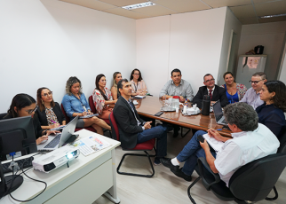 Foto com a imagem de 13 servidores presentes à reunião