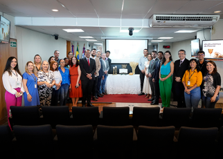 Foto de servidores, magistrados e advogados presentes ao ato ecumênico, posicionados no centro do Tribunal Pleno