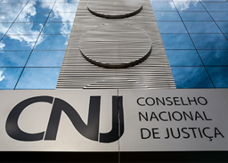 Foto da fachada do CNJ com o a sigla CNJ à esquerda e o nome Conselho Nacional de Justiça à direita.