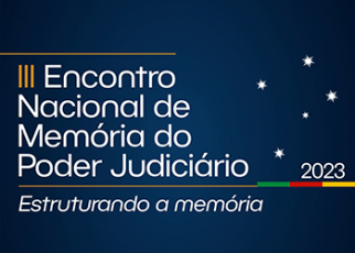 Card azul escuro com letras na cor branca. Há também uma linhas nas cores azul, vermelha e amarela. 