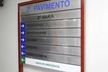 Placa com letreiro: 2º pavimento e 2ª Vara.