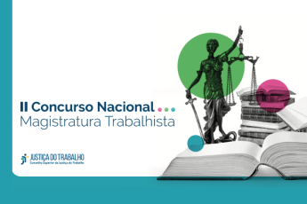 Fundo branco com uma linha de contorno verde turquesa que vai da base para o lado direito. No lado esquerda há uma estatua da deusa da Justiça e livros. Entre eles, três círculos coloridos. O maior na cor verde, outro menor na cor rosa e o menor dos círculos na cor verde turquesa. Do centro para a direita está escrito: "II Concurso Nacional Magistratura Trabalhista. Saiba mais."