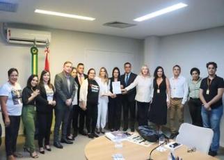 Foto geral dos membros presentes à reunião