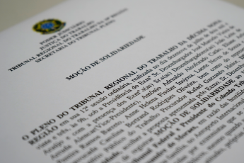 Documento em papel branco com letras gravadas na cor preta ''Moção de Solidariedade".. Há o brsaão da República na cores verde e amarela