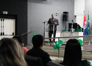 No palco, vestindo terno cinza, juiz Alan Esteves para os colaboradores do Serviço Nacional de Aprendizagem Comercial- Alagoas (Senac/AL)