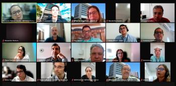 Imagem captada da tela de um computador mostra 20 rostos de servidores homens e mulheres assistindo ao curso ministrado virtualmente