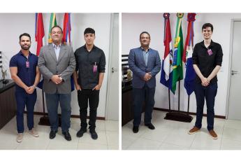 Duas fotos, sendo a primeira com dois homens vestidos de camisas e calças escuras e ladeados por um homem de terno cinza. Já a segunda há um homem de terno cinza um jovem de pel clara com roupa escura. Em ambas as fotos há três bandeiras .a