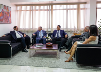 Quatro homens usando terno e uma mulher de vestido bege sentado em sofás conversam. São eles: o ministro Luís Felipe Salomão, os desembargadores Marcelo Vieira, João Leite e Antonio Catão e a assessora do CNJ Monica Drumond