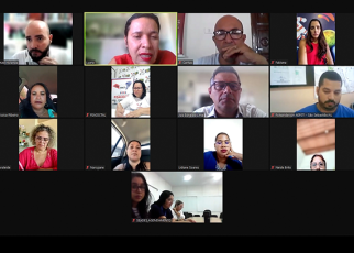 Reunião online. Há  rostos de várias pessoas em uma tela de computador. Eles estão participando de um encontro virtual para traçar ações de combate ao trabalho infantil.