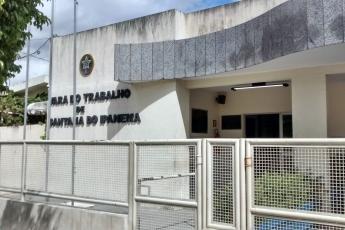Prédio branco, com letras pretas escrito Vara do Trabalho de Santana do Ipanema