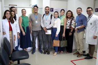 Onze pessoas em pé de frente para a câmera, sendo seis  mulheres e cinco homens