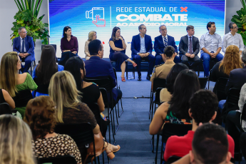 Várias pessoas sentadas. Eles assitem palestras.