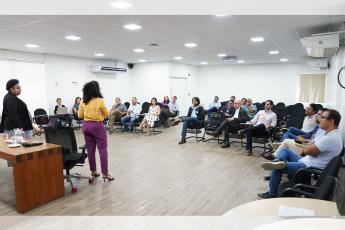 Imagem de professoras em sala de aula em formato de U