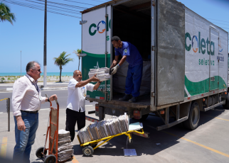 Caminhão baú da Coopvila sendo carregado de processos judiciais arquivados