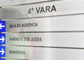 Placa em inox com a identificação da 4ª Vara do Trabalho
