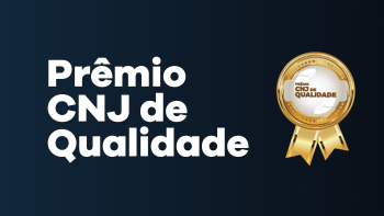 Card de fundo azul escuro com letras brancas. Há no lado direito uma insígna dourada.
