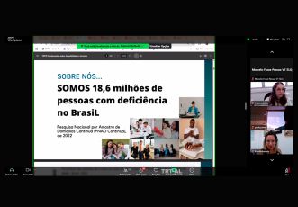 A imagem mostra uma videoconferência realizada via Zoom, com apresentação de slides sobre acessibilidade e inclusão. O slide exibido informa que há 18,6 milhões de pessoas com deficiência no Brasil, segundo a PNAD Contínua de 2022. À direita da tela, aparecem participantes com suas câmeras ligadas e nomes identificados.