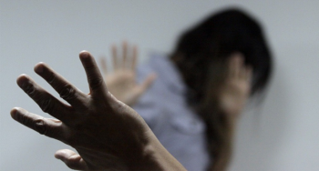 Mulher com uma mão no rosto e tem uma mão de outra pessoa levantada