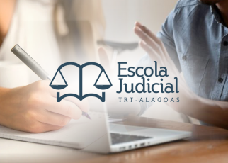 Há duas mãos com canetas e um notebook ao centro da imagem. Tem também a logomarca que simboliza a justiça