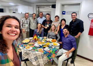 Várias pessoas reunidas em volta de uma mesa.