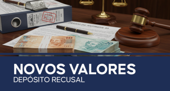 Sobre uma mesa de madeira estão dispostos maços de cédulas de real, um carimbo, uma caneta, um processo com selo de "recurso", e um martelo da Justiça (malhete). Ao fundo, vê-se parte de uma balança. Na parte inferior da imagem, sobre fundo azul, está escrito: "NOVOS VALORES – DEPÓSITO RECURSAL"