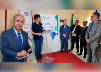 HOMEME DE CABELO GRISALHO E PALETÓ AZUL CLARO E GRAVATA AZUL CLARA À ESQUERDA, À DIREITA, HOMEM DE CABELOS PRETOS E BLUSA POLO AZUL CLARO E DEMAIS AUTORIDADES PRESENTES