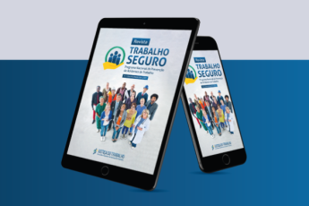 Card em duas cores. Sendo a parte superior na tonalidade cinza e a parte inferior, na cor azul escuro. No centro da peça há a imagem de uma capa de revista, de forma sobreposta uma a outra.