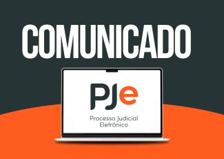 Imagem com fundo em tons de cinza-escuro e laranja, contendo a palavra “COMUNICADO” em destaque na parte superior. Ao centro, há a ilustração de um notebook exibindo a logomarca do PJe – Processo Judicial Eletrônico, em uma composição visual que remete a um aviso institucional relacionado ao sistema eletrônico de processos.