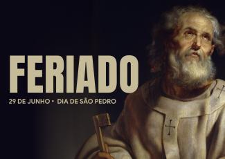 Há um card de fundo escuro escrito "feriado" com carcatéres grandes no lado direito. Já no esquerdo há um pintura de um homem de barba branca. Ele veste roupa clara, semelhante a veste religiosa.