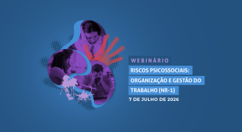 Arte gráfica com fundo azul. À esquerda, três imagens em tons roxos mostram pessoas com aparência de estresse ou preocupação, algumas com as mãos no rosto. À direita, texto informa: “Webinário – Riscos Psicossociais: Organização e Gestão do Trabalho (NR-1) – 7 de julho de 2026”.