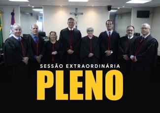 Há oito pessoas reunidas para uma foto. Tods vestesm toga. São seis homens e duas mulheres.