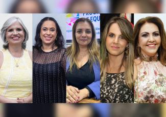 Há cinco mulheres. Elas estão sorridentes.