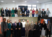 Montagem de fotos com grupo grande de pessoas