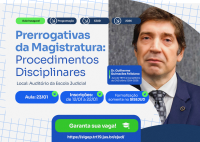 Há um carda com um lado contendo um fundo branco e outro com um um homem de terno.