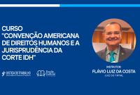 Card em tons da cor azul. No lado direito, ha letras brancas, Já no lado esquerdo tem a foto,dentro de um círculo de um homem de terno escuro que usa óculos. Ele sorrir.