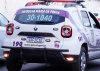 Há uma viatura policial branca da Patrulha Maria da Penha