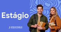 Card em tons da cor azul. Há escrito no lado direto na cor branca, a palavra estágio. no lado esquerdo há dois jovens degurando livros.Sendo um homem e uma mulher. Eles estão sorridentes.